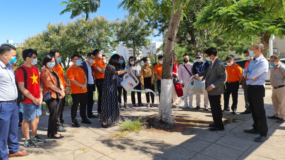 Đại diện cộng đồng người Việt tham gia chăm sóc cây xanh do Lãnh đạo Việt Nam trồng tại Đại lộ Hồ Chí Minh