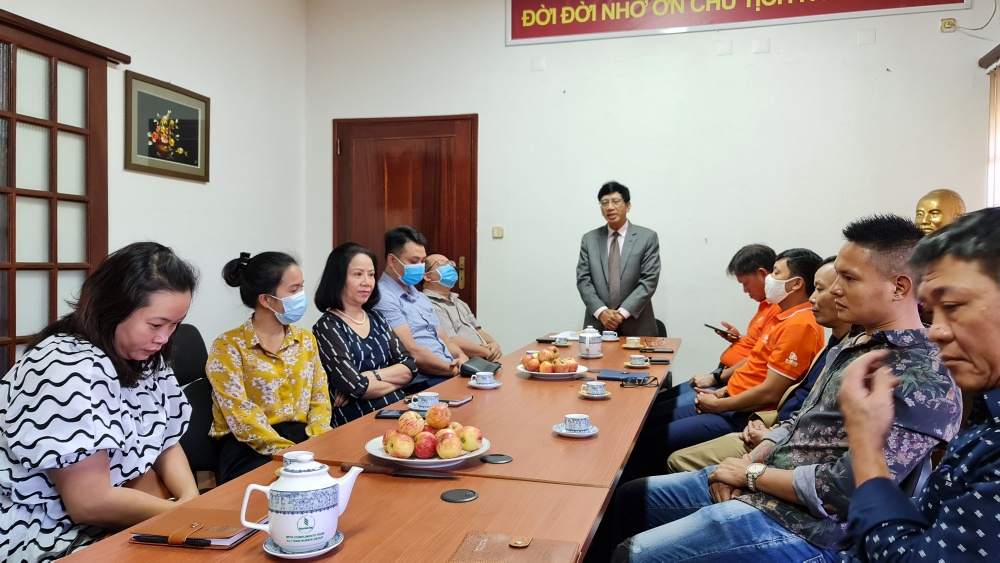 Đại sứ Lê Huy Hoàng cùng đại diện đoàn chuyên gia cộng đồng người Việt tham gia buổi sinh hoạt cộng đồng trao đổi về học tập làm theo tấm gương Bác Hồ