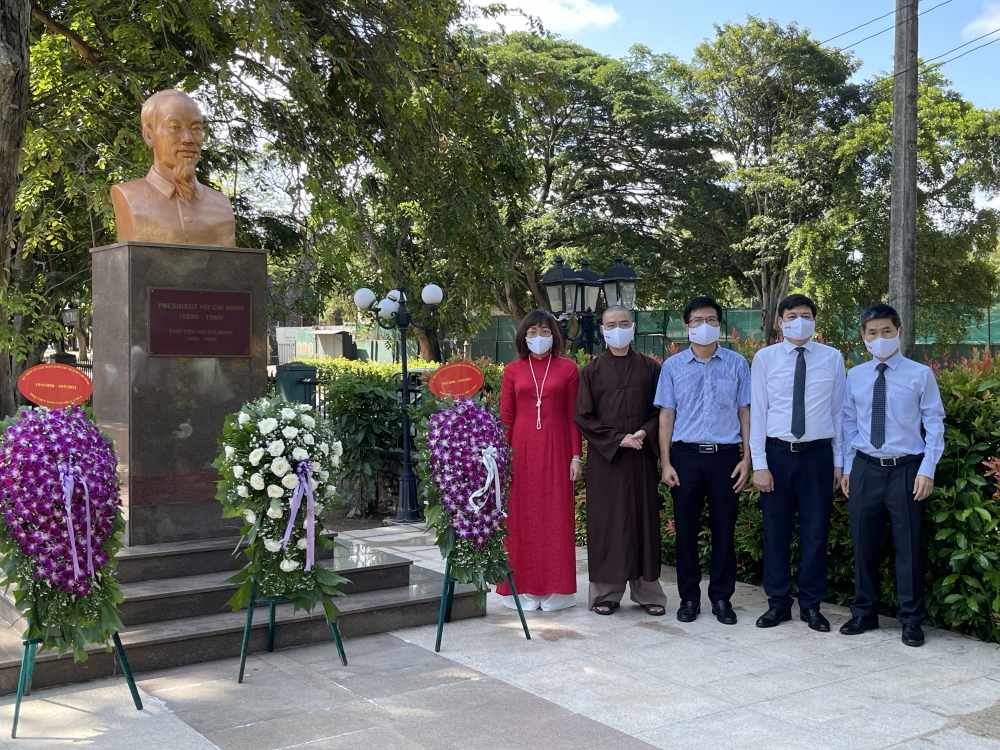 Đại sứ Hồ Thị Thanh Trúc cùng cán bộ, nhân viên Đại sứ quán Việt Nam tại Colombo và đại diện tăng ni đang học tập tại Sri Lanka đã đến đặt vòng hoa tại tượng đài Bác Hồ trong khuôn viên Thư viện Thủ đô