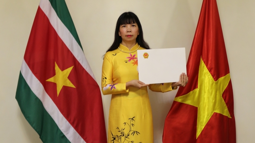 Đại sứ Phạm Thị Kim Hoa trình bản sao Ủy nhiệm thư tới Bộ trưởng Ngoại giao và Hợp tác Thương mại quốc tế nước Cộng hòa Surinam