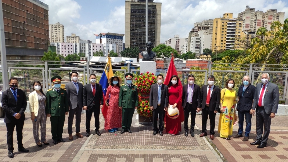 Đại sứ quán Việt Nam tại Venezuela dâng hoa tại tượng Bác Hồ ở Đại lộ Bolivar, thủ đô Caracas