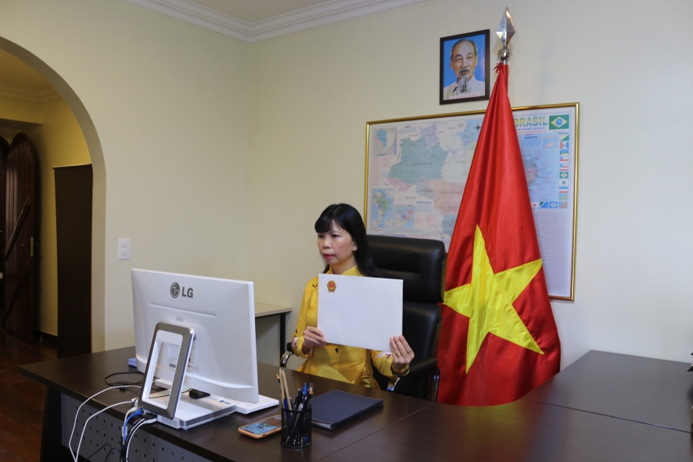 Đại sứ Phạm Thị Kim Hoa trình bản sao Ủy nhiệm thư đến Bộ trưởng Ngoại giao và Hợp tác Thương mại quốc tế nước Cộng hòa Surinam