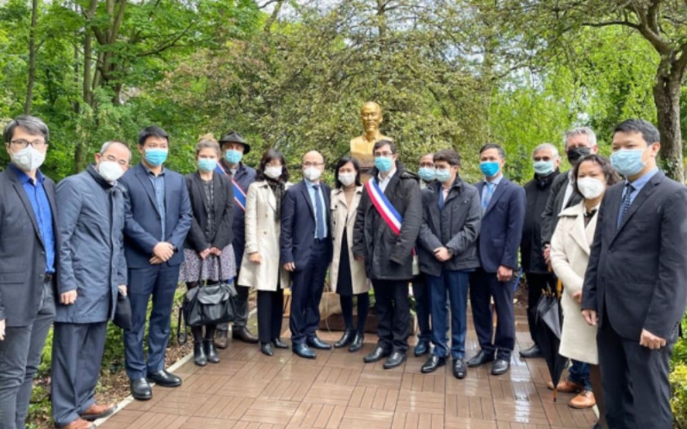 Đại sứ quán Việt Nam tại Pháp và chính quyền thành phố Montreuil, ngoại ô thủ đô Paris, đã long trọng tổ chức buổi lễ dâng hoa tại tượng Bác trong công viên Montreau của thành phố