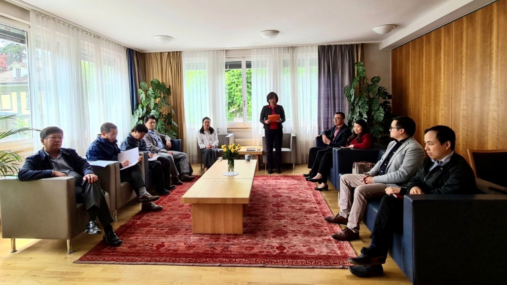 Đại sứ quán Việt Nam tại Thụy Sỹ tổ chức buổi sinh hoạt chuyên đề về học tập, làm theo tư tưởng, đạo đức, phong cách Hồ Chí Minh và quán triệt Nghị quyết Đại hội đại biểu toàn quốc lần thứ XIII của Đảng