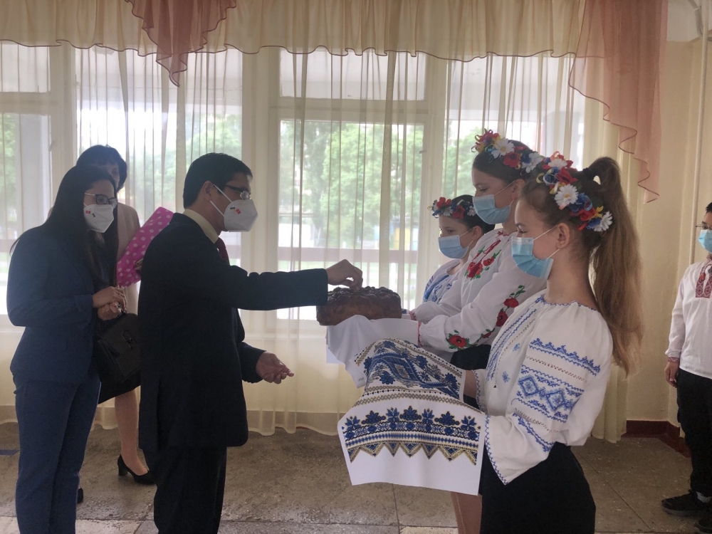 Đại sứ Việt Nam tại Ukraine Nguyễn Hồng Thạch đã đến thăm, làm việc và tặng quà Ban Giám hiệu Trường chuyên ngữ số 251 thành phố Kyiv mang tên Chủ tịch Hồ Chí Minh