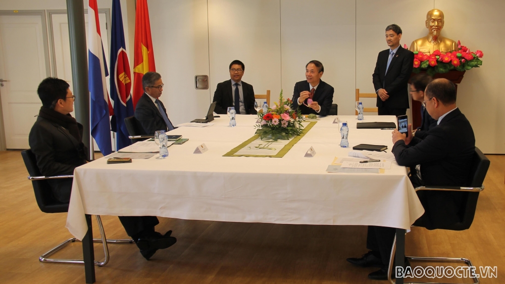 Đại sứ Việt Nam tại Hà Lan đã chủ trì phiên họp đầu tiên với cương vị Chủ tịch luân phiên Ủy ban ASEAN tại La Haye (ACTH) với sự tham dự của Đại sứ 5 nước ASEAN