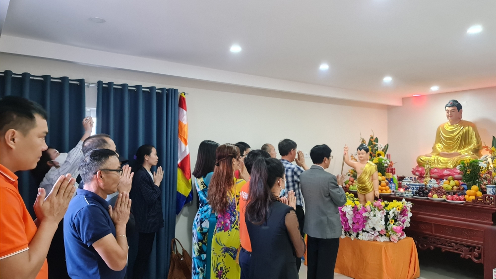 Cộng đồng người Việt tại Mozambique làm lễ dâng hương tại Lễ Phật đản 2021.
