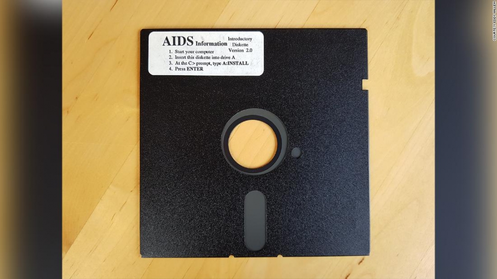 Chiếc đĩa mềm chứa mã độc ransomware đầu tiên trên thế giới. (Nguồn: CNN)