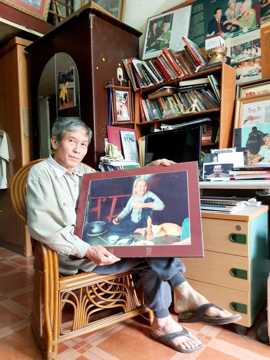 Đại tá Trần Hồng bên bức ảnh mẹ Nguyễn Thị Khánh có bảy con trai đều là liệt sỹ. Mẹ ở ấp Tám Ngàn, xã Bình Sơn, huyện Hòn Đất, Kiên Giang. (Ảnh: NVCC)