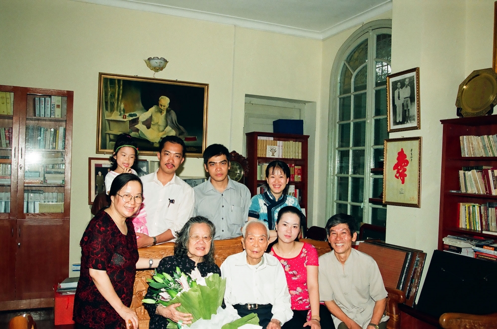 Gia đình Đại tá - Nhà báo - Nghệ sỹ nhiếp ảnh Trần Hồng chụp ảnh với Đại tướng Võ Nguyên Giáp tại tư gia Đại Tướng năm 2009. (Ảnh: NSNA Trần Hồng)/