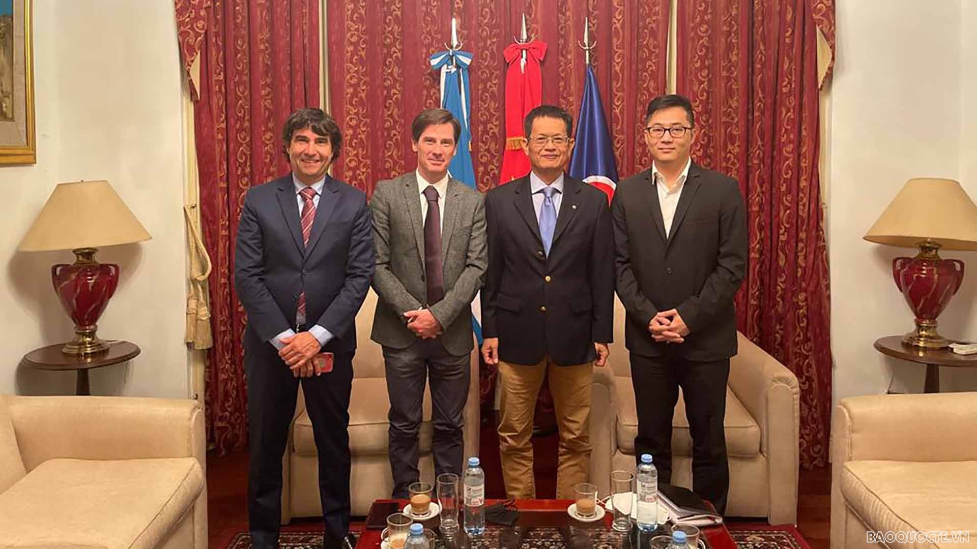 Đại sứ Dương Quốc Thanh và GS Ignacio Bartesaghi.