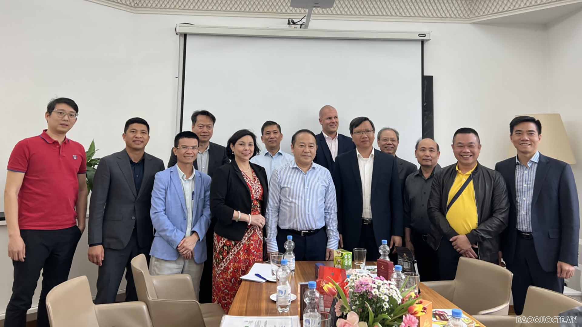 Tổng lãnh sự quán Việt Nam tại Frankfurt tổ chức cuộc gặp gỡ của đoàn doanh nghiệp Việt Nam thuộc Tập đoàn Agri-Food với một số doanh nghiệp Việt kiều tại Đức trong lĩnh vực xuất nhập khẩu nông sản, thực phẩm, trái cây, đồ uống