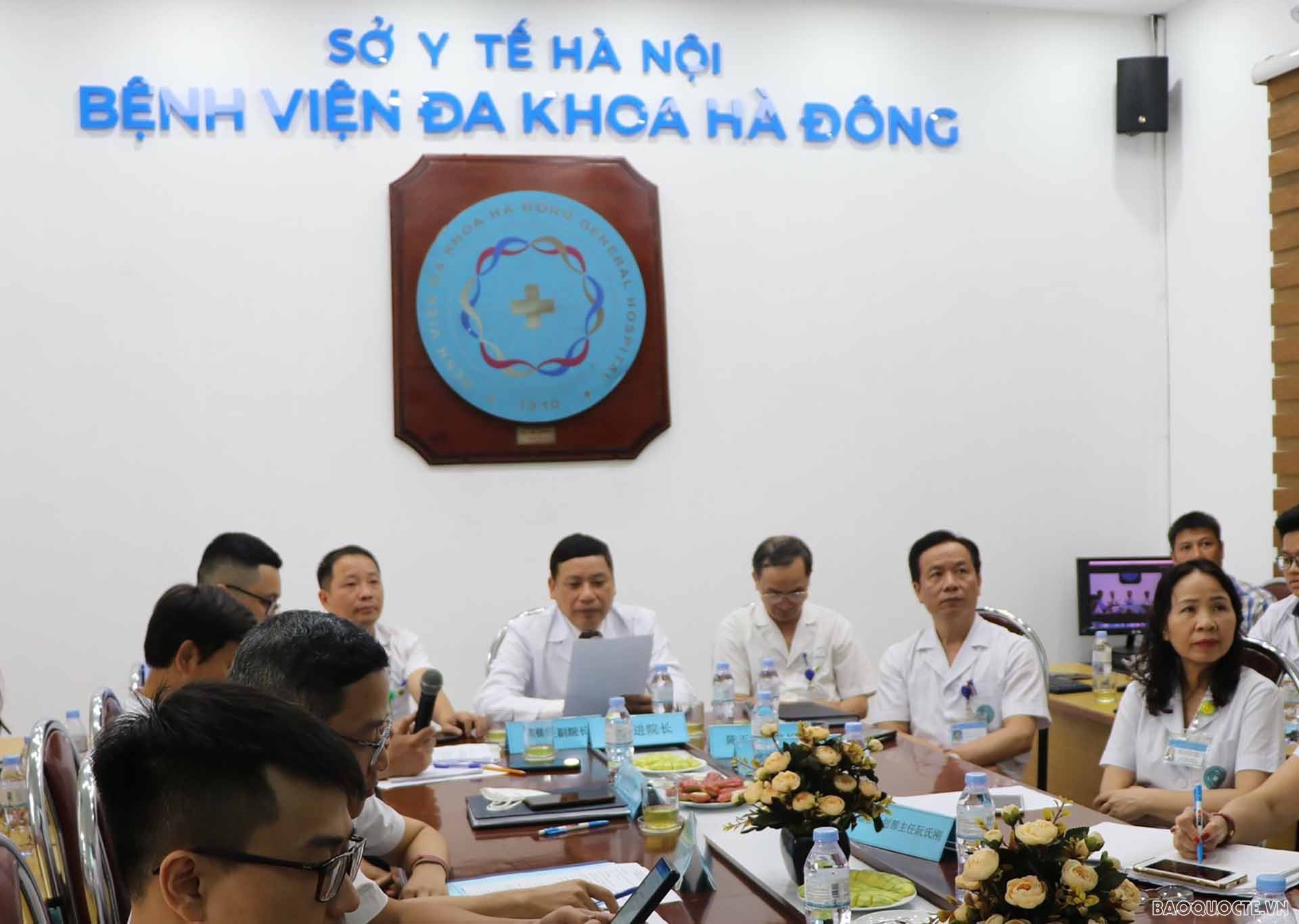 Tổng Lãnh sự quán Việt Nam tại Nam Ninh phối hợp cùng Bệnh viện Đa khoa Hà Đông và Bệnh viện Đại học Y Quảng Tây tổ chức Gặp gỡ hữu nghị trực tuyến về hợp tác y tế, diễn ra tại điểm cầu Hà Nội và Nam Ninh.
