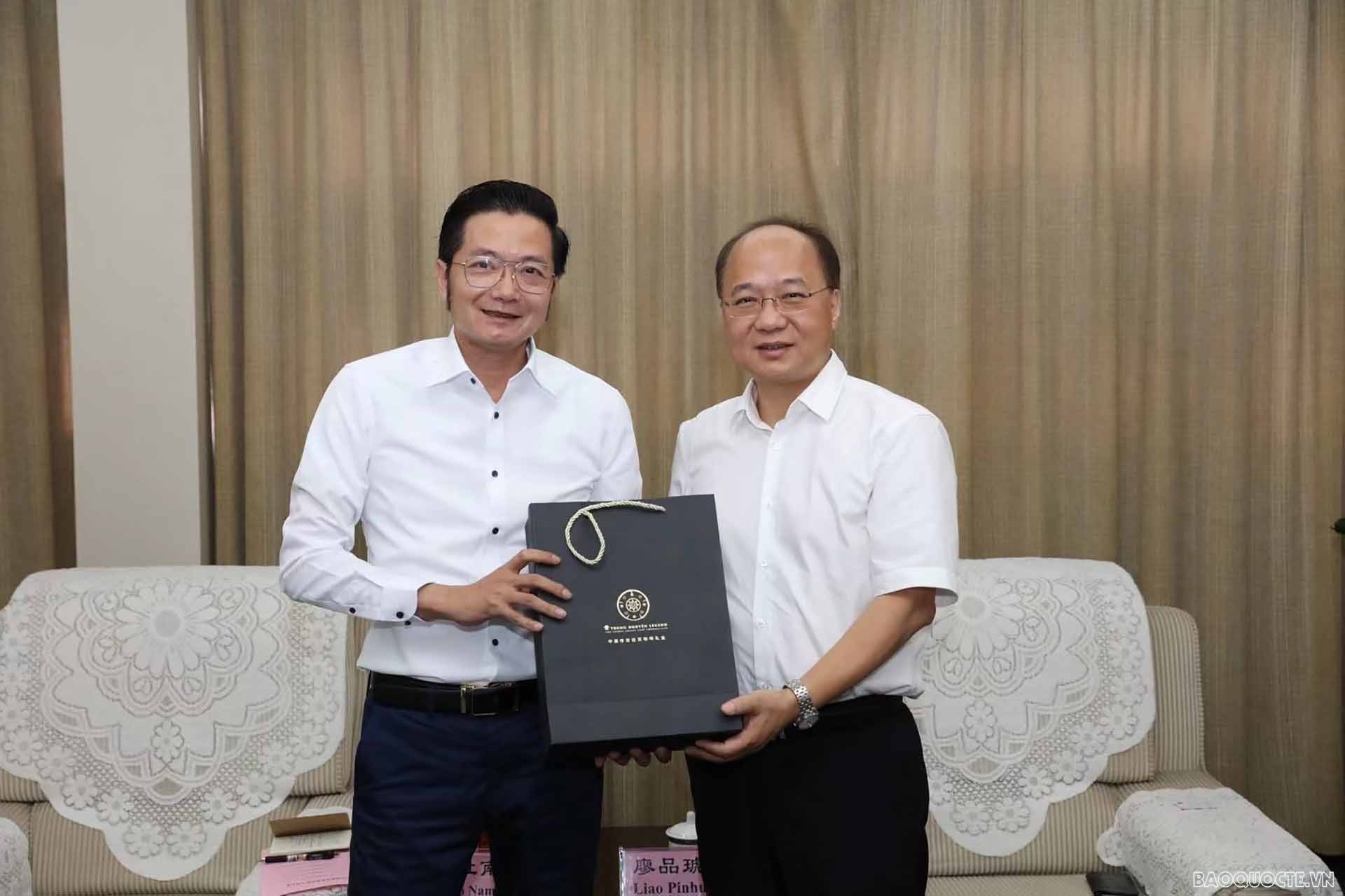 Tổng Lãnh sự Đỗ Nam Trung và Giám đốc Sở Y tế Quảng Tây Liêu Phẩm Hổ.