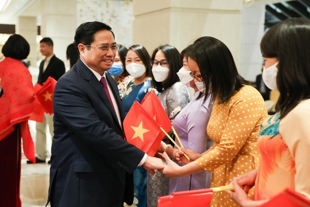 Đại diện cộng đồng người Việt Nam tại Hoa Kỳ và cán bộ, nhân viên Đại sứ quán Việt Nam tại Washington D.C. chào đón Thủ tướng Phạm Minh Chính. (Nguồn: VGP)