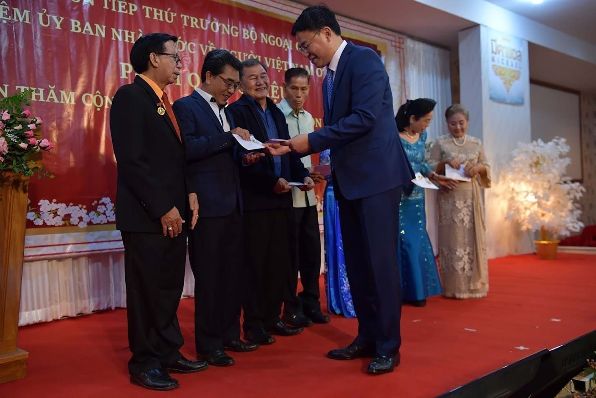 Thứ trưởng Phạm Quang Hiệu tại lễ trao tặng bằng khen và quà cho các hội đoàn người Việt cùng một số kiều bào có công, kiều bào lão thành. (Nguồn: TTXVN