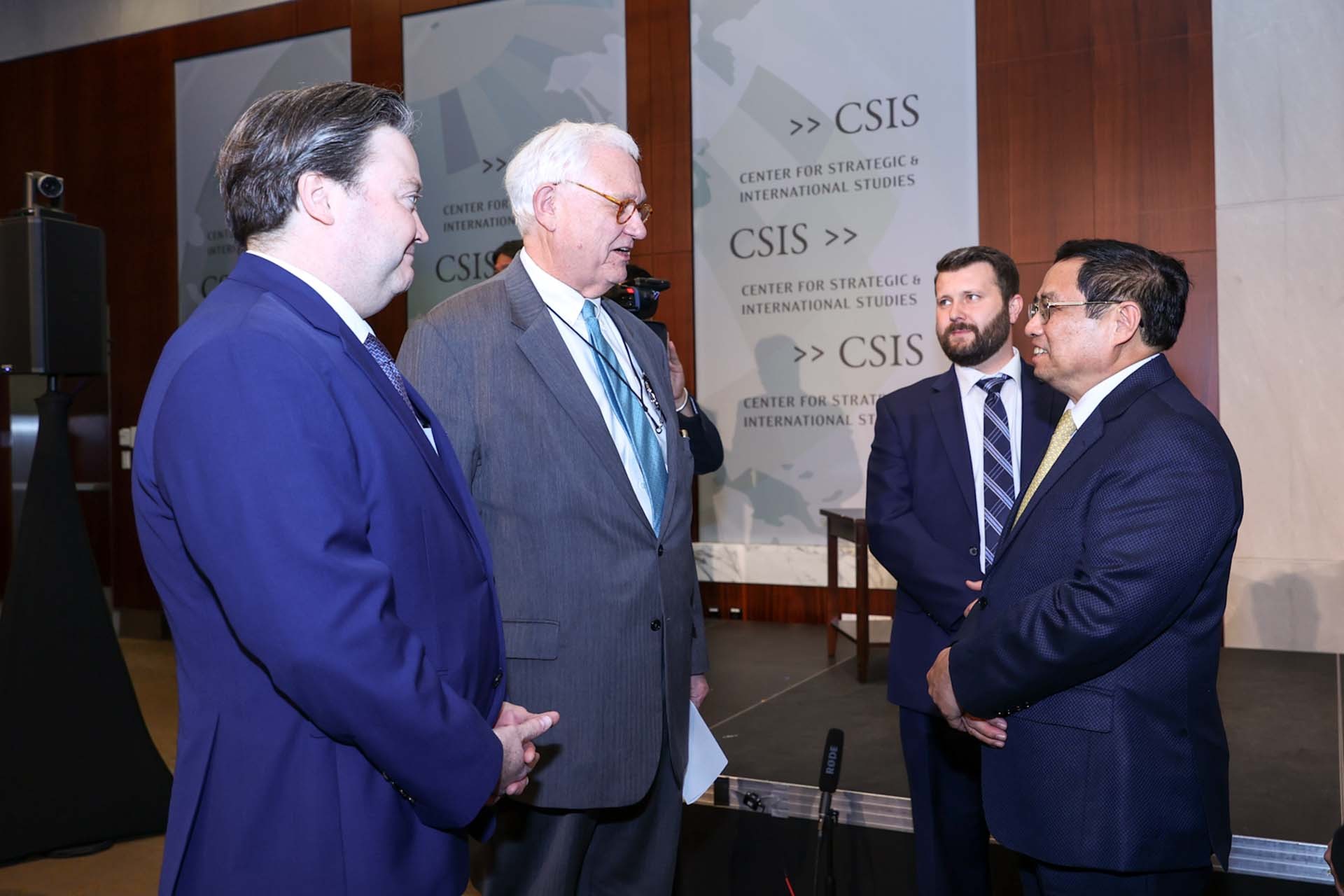 Thủ tướng trao đổi với Đại sứ Hoa Kỳ và lãnh đạo Viện nghiên cứu Chiến lược quốc tế Hoa Kỳ (CSIS). (Nguồn: VGP)