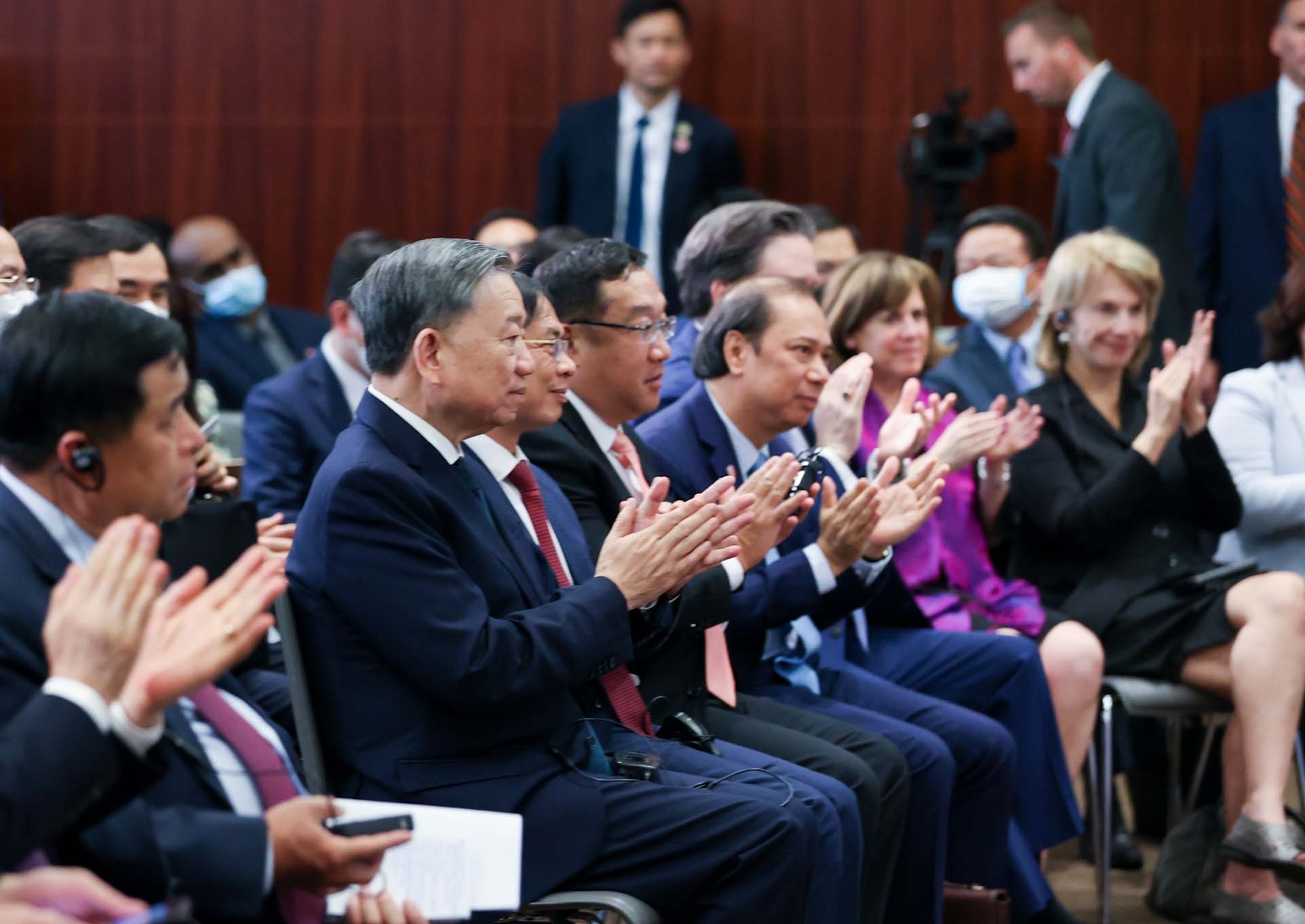 Các đại biểu hai nước Việt Nam, Hoa Kỳ lắng nghe Thủ tướng Phạm Minh Chính phát biểu tại Viện nghiên cứu Chiến lược quốc tế Hoa Kỳ (CSIS). (Nguồn: VGP)