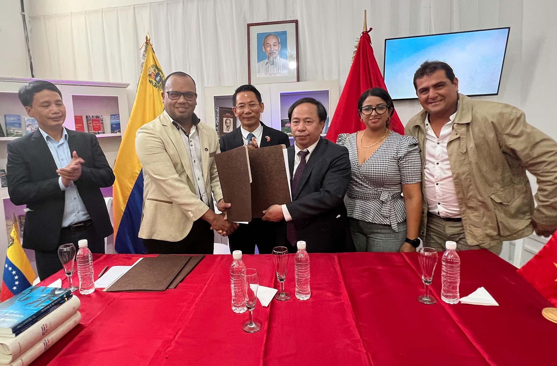 Trường Đại học Thực nghiệm Romulo Gallegos và Viện Khoa học Nông nghiệp Việt Nam tiến hành ký kết bản ghi nhớ về tăng cường hợp tác nông nghiệp giữa hai bên