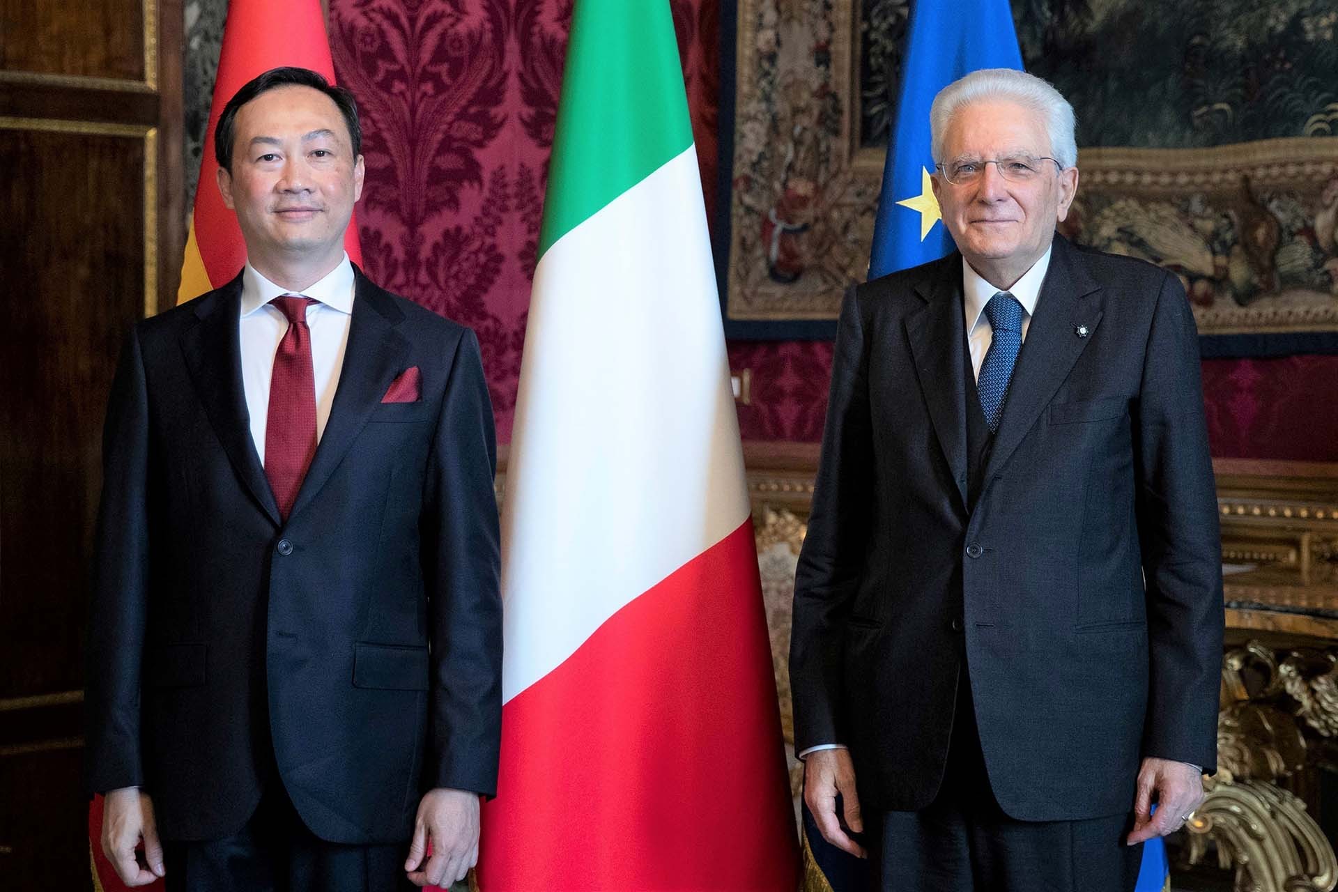Đại sứ Dương Hải Hưng chụp ảnh chung với Tổng thống Italy Sergio Mattarella. (Nguồn: TTXVN)