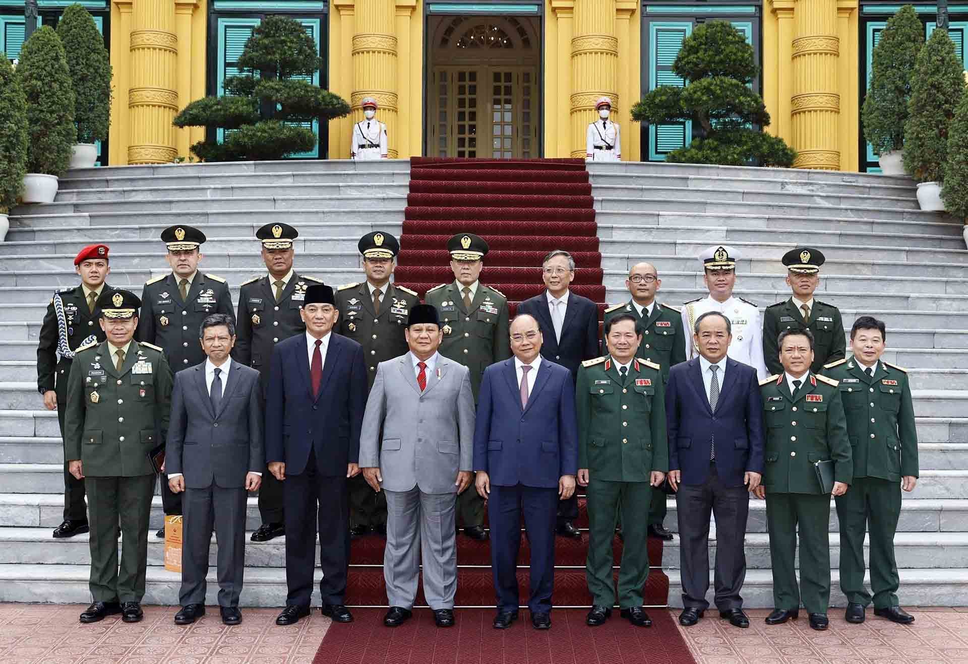 Chủ tịch nước Nguyễn Xuân Phúc, Bộ trưởng Bộ Quốc phòng Indonesia Prabowo Subianto và các đại biểu. (Nguồn: TTXVN)