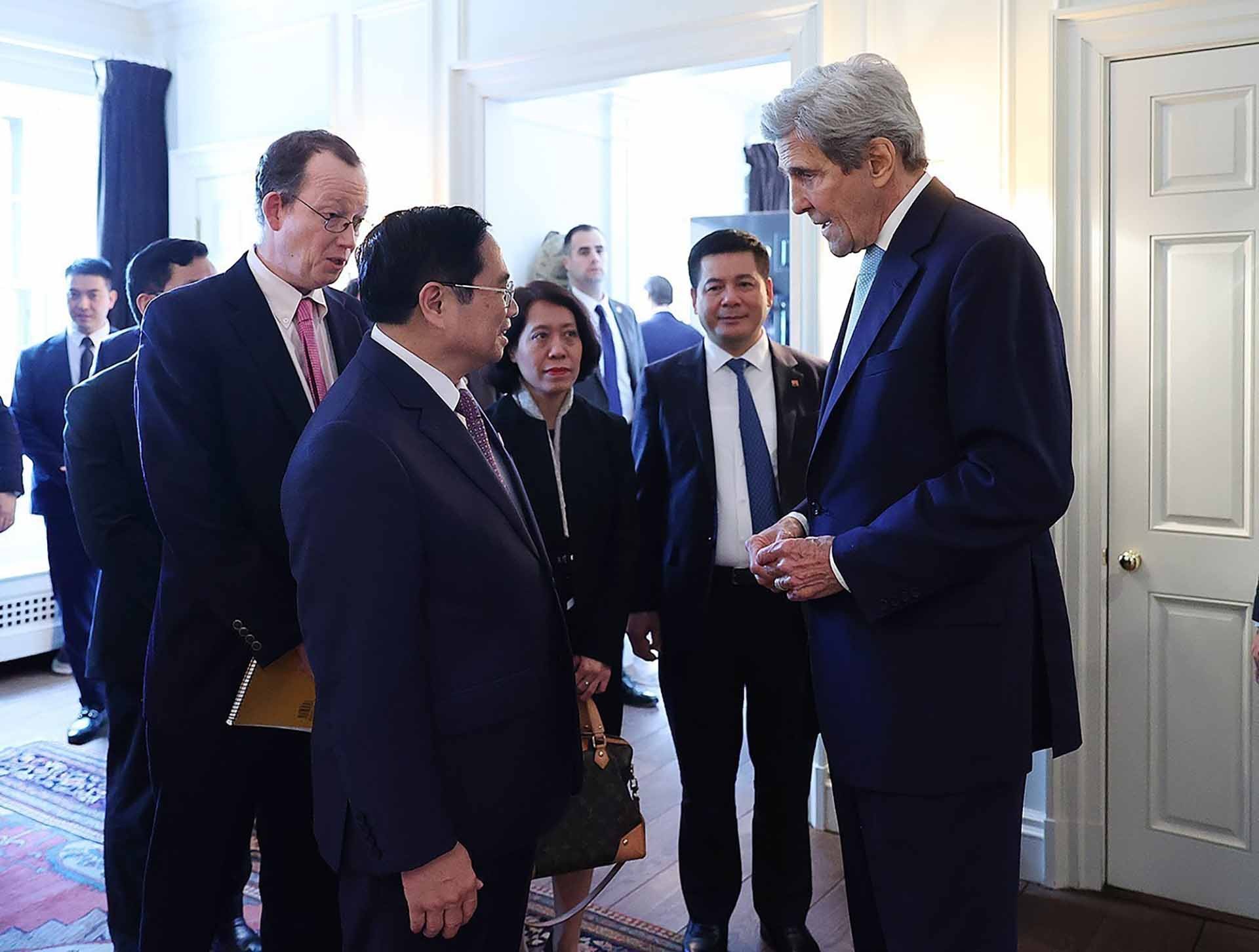 Ông John Kerry, Đặc phái viên của Tổng thống về viến đổi khí hậu tiếp đón Thủ tướng Phạm Minh Chính. (Nguồn: TTXVN)