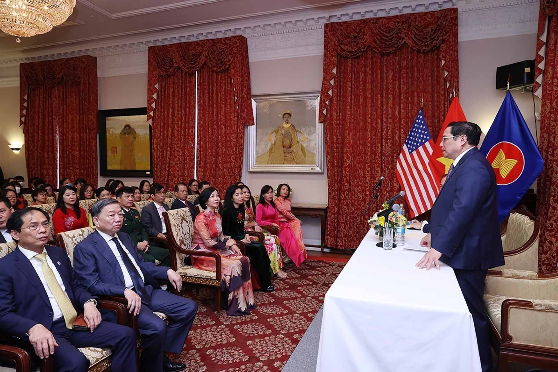 Thủ tướng Phạm Minh Chính phát biểu tại buổi gặp cán bộ, nhân viên Đại sứ quán Việt Nam tại Hoa Kỳ. (Nguồn: TTXVN)