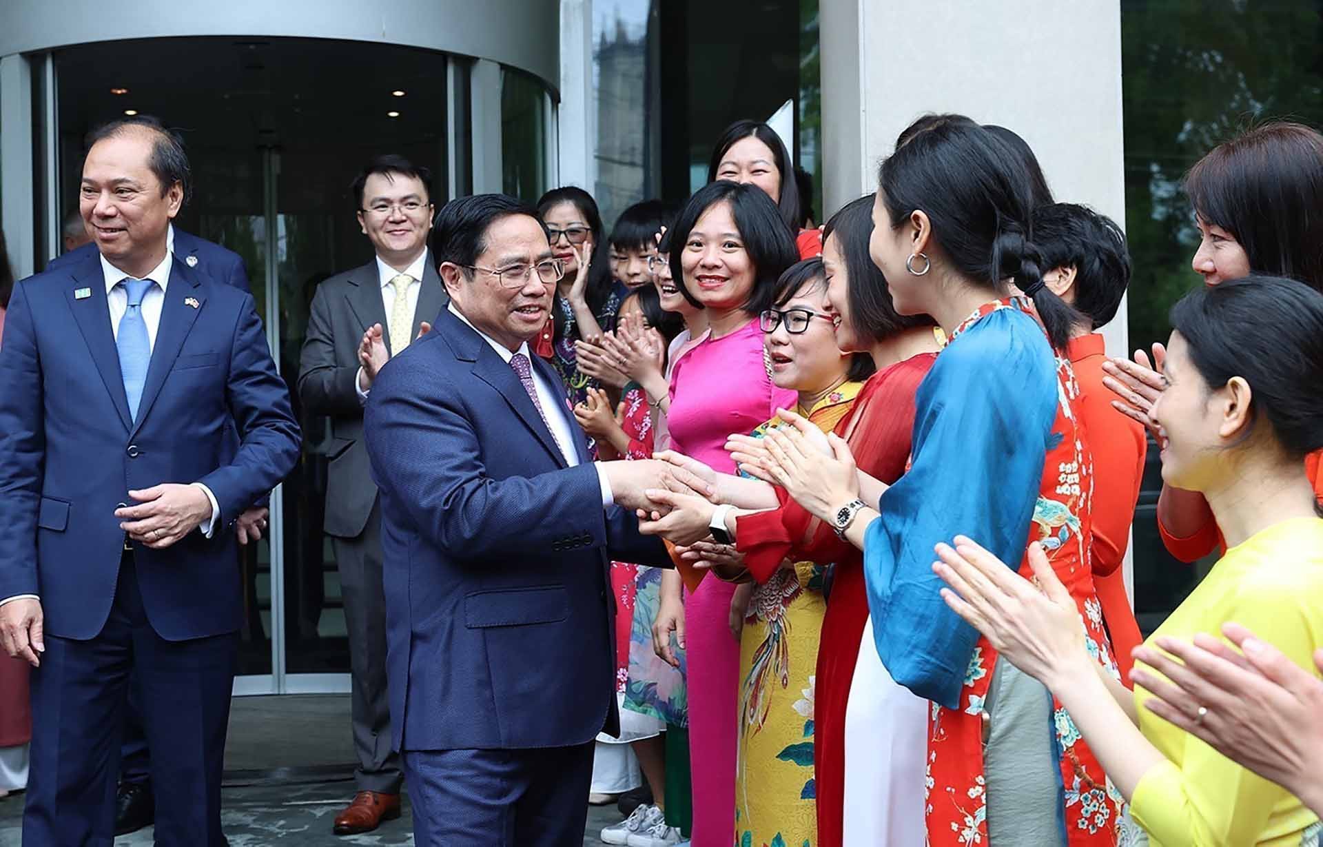 Thủ tướng Phạm Minh Chính với cán bộ, nhân viên Đại sứ quán Việt Nam tại Hoa Kỳ. (Nguồn: TTXVN)