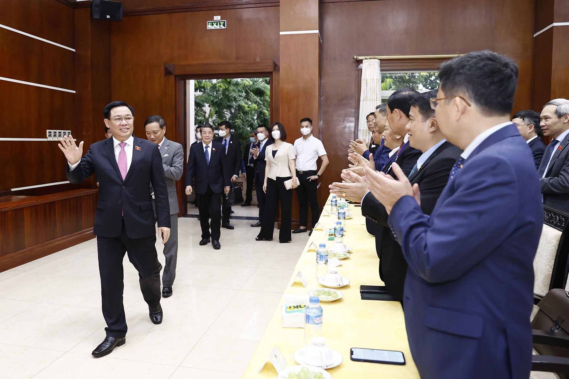 Chủ tịch Quốc hội Vương Đình Huệ thăm Đại sứ quán và gặp gỡ Cộng đồng người Việt Nam tại Lào. (Nguồn: TTXVN)
