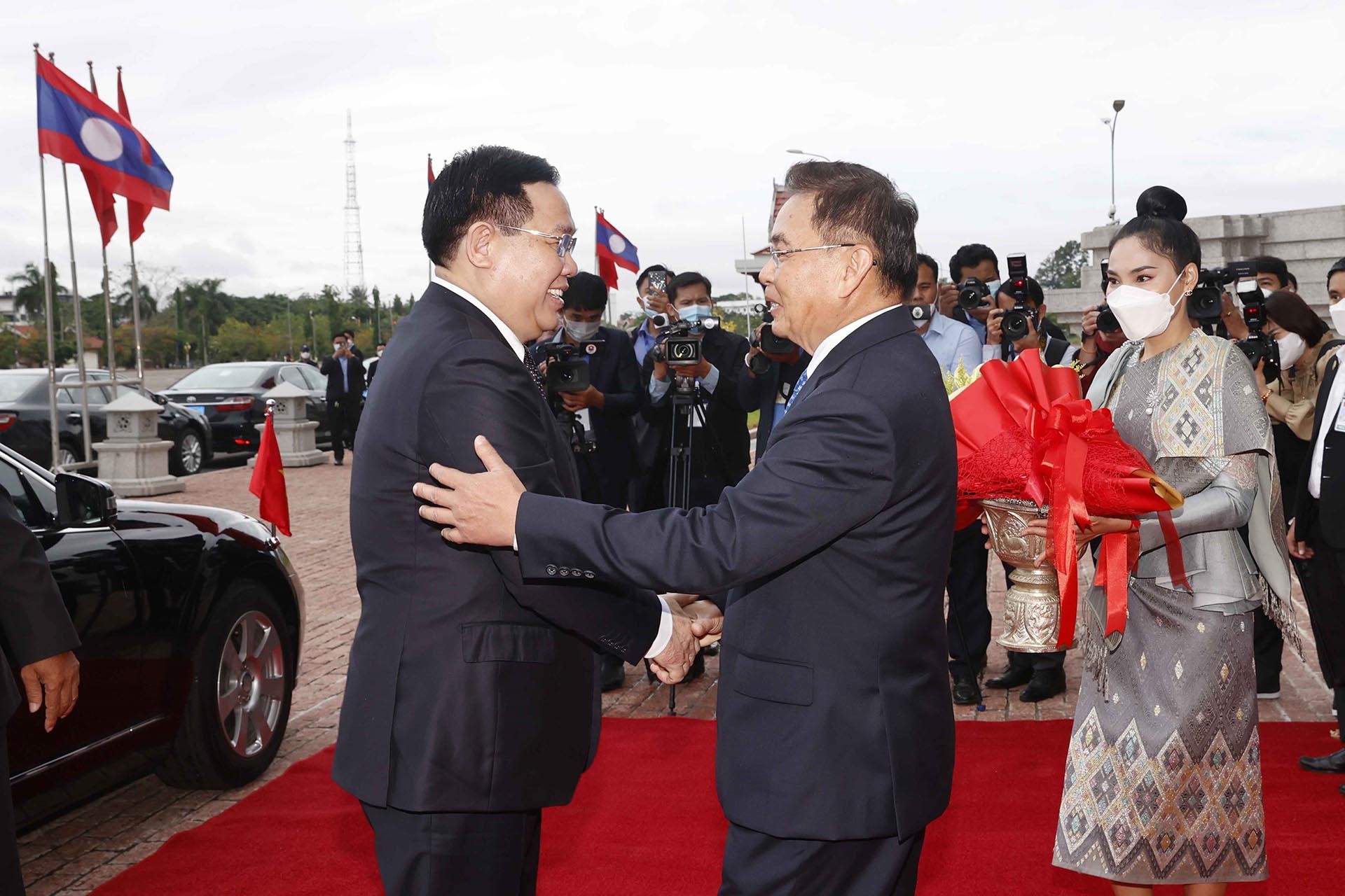 Chủ tịch Quốc hội Lào Saysomphone Phomvihane đón Chủ tịch Quốc hội Vương Đình Huệ. (Nguồn: TTXVN)