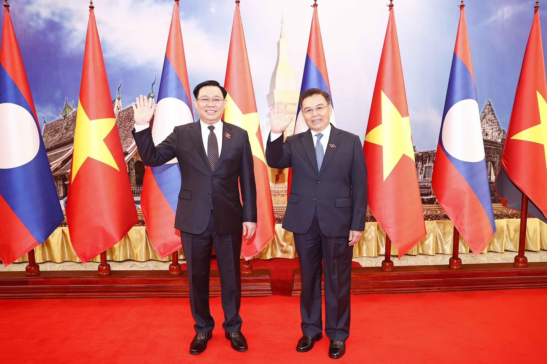 Chủ tịch Quốc hội Vương Đình Huệ và Chủ tịch Quốc hội Lào Saysomphone Phomvihane tại lễ đón. (Nguồn: TTXVN)