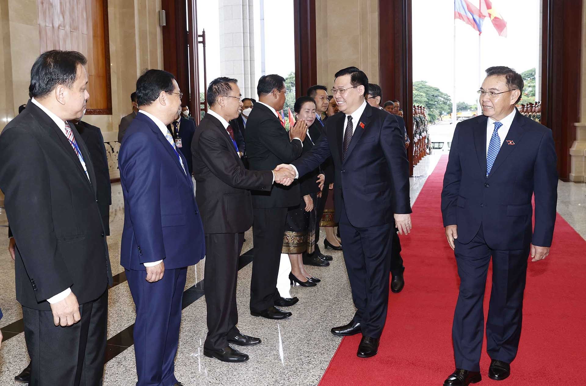 Chủ tịch Quốc hội Vương Đình Huệ với các thành viên Đoàn đại biểu Quốc hội Lào tại lễ đón. (Nguồn: TTXVN)