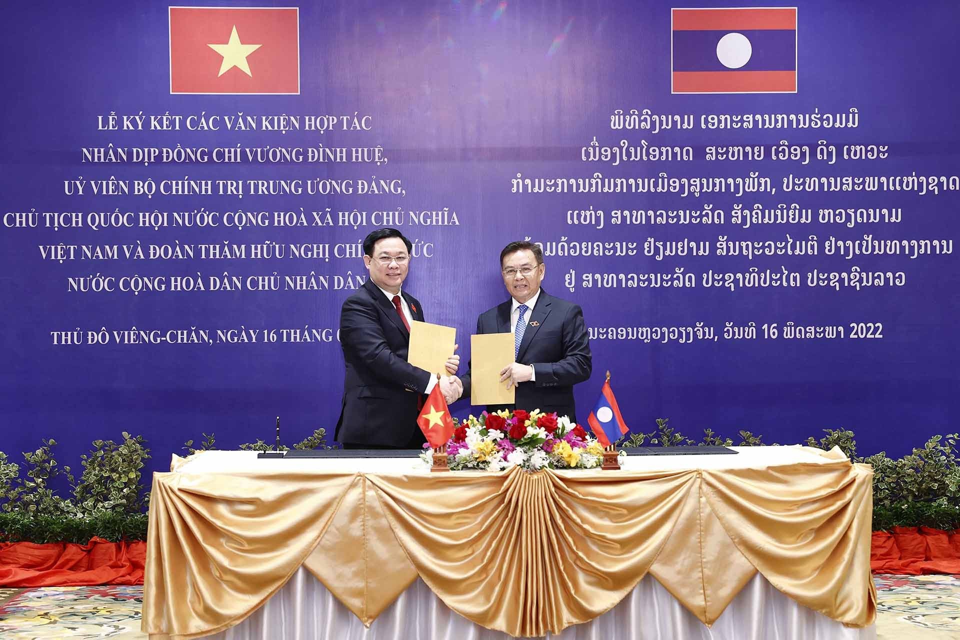 Chủ tịch Quốc hội Vương Đình Huệ và Chủ tịch Quốc hội Lào Saysomphone Phomvihane ký Thỏa thuận hợp tác giữa Quốc hội Việt Nam và Quốc hội Lào. (Nguồn: TTXVN)