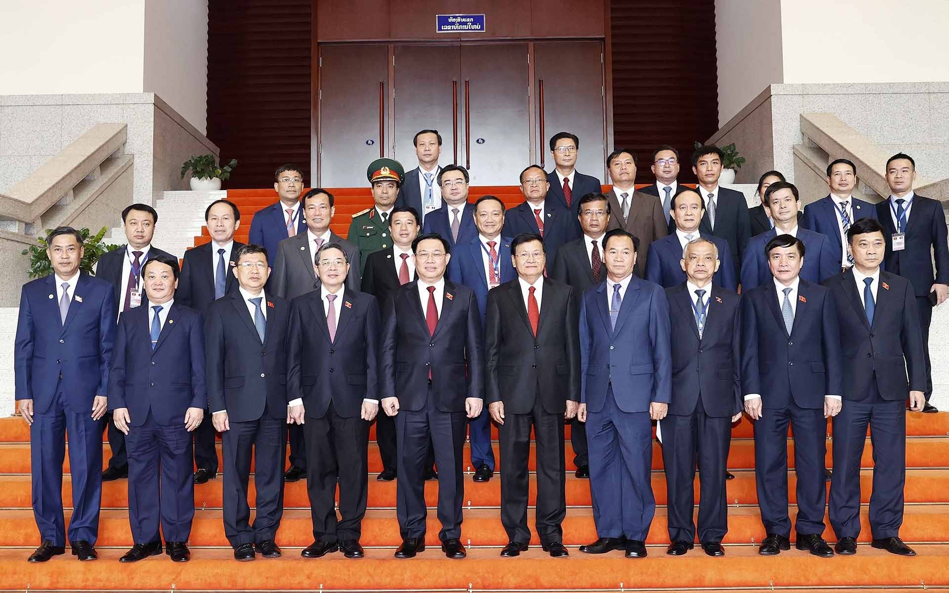 Chủ tịch Quốc hội Vương Đình Huệ và Tổng Bí thư, Chủ tịch nước Lào chụp ảnh chung với các đại biểu. (Nguồn: TTXVN)