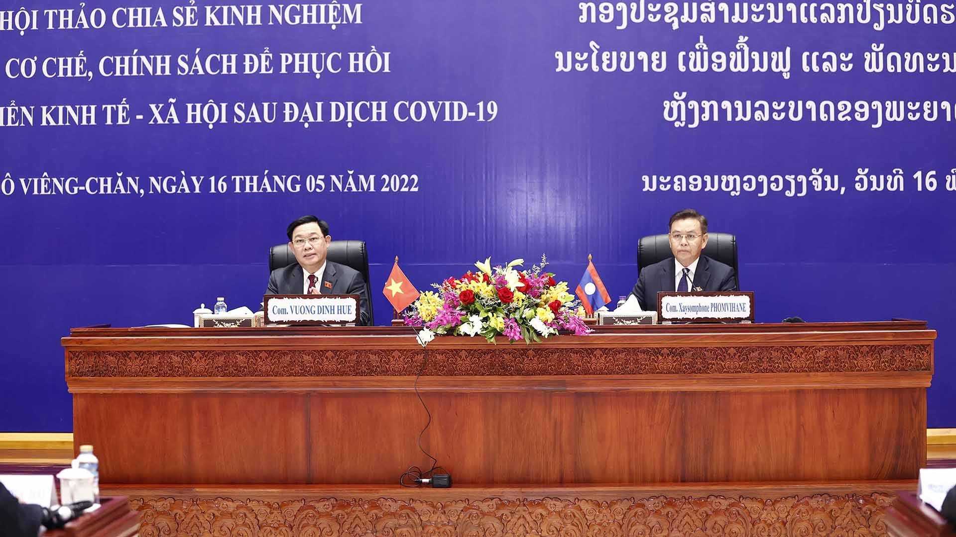 Chủ tịch Quốc hội Vương Đình Huệ và Chủ tịch Quốc hội Lào Saysomphone Phomvihane đồng chủ trì Hội thảo chia sẻ kinh nghiệm về cơ chế, chính sách để phục hồi và phát triển kinh tế-xã hội sau đại dịch Covid-19. (Nguồn: TTXVN)