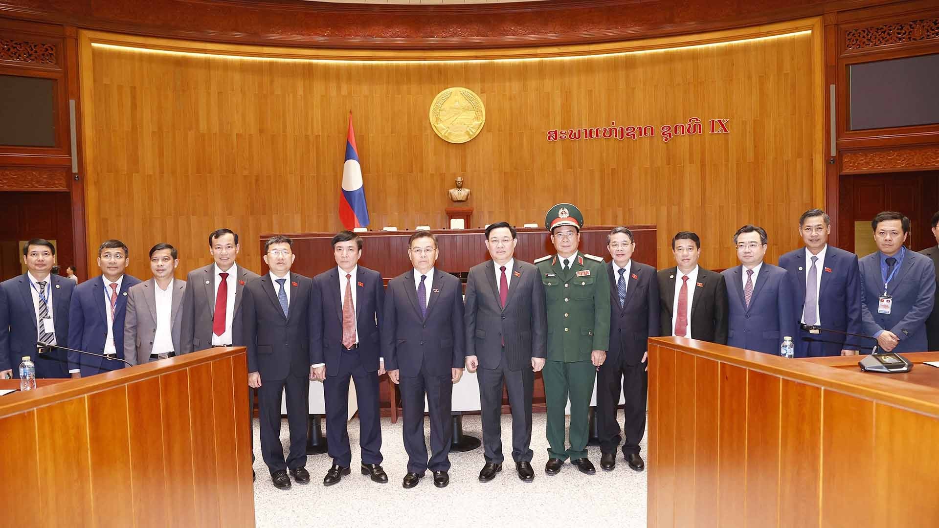 Chủ tịch Quốc hội Vương Đình Huệ và Chủ tịch Quốc hội Lào Saysomphone Phomvihane chụp ảnh chung với các đại biểu tại Nhà Quốc hội Lào. (Nguồn: TTXVN)