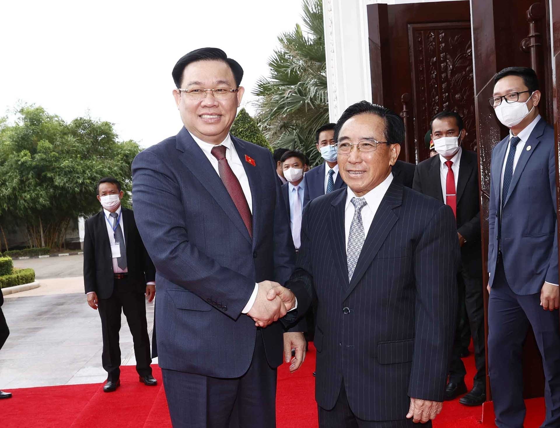 Thủ tướng Lào Phankham Viphavanh đón Chủ tịch Quốc hội Vương Đình Huệ. (Nguồn: TTXVN)