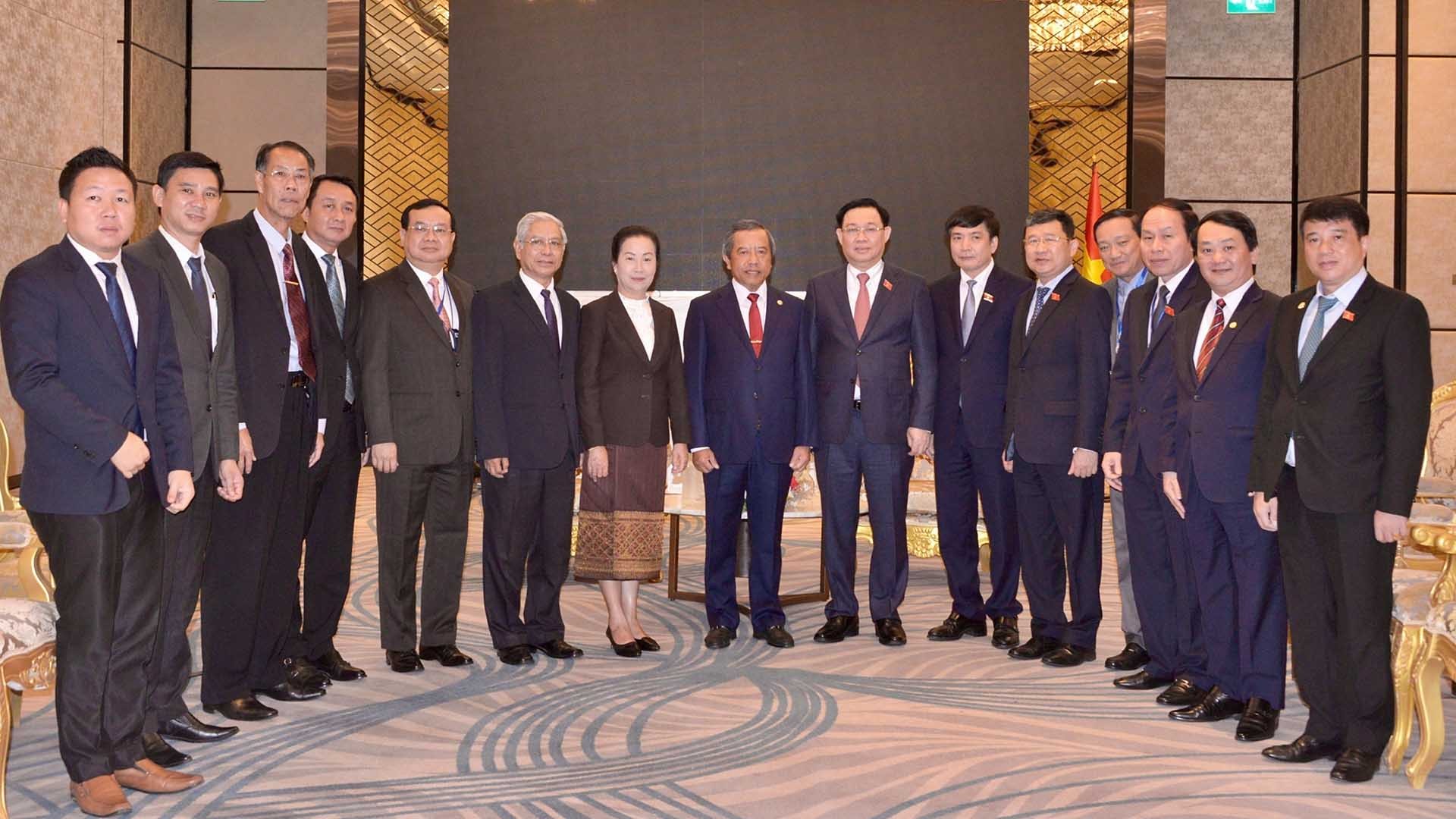 Chủ tịch Quốc hội Vương Đình Huệ và Bộ trưởng Bộ Công nghệ và Truyền thông, Chủ tịch Hội hữu nghị Lào-Việt Nam Boviengkham Vongdara cùng các đại biểu. (Nguồn: TTXVN)