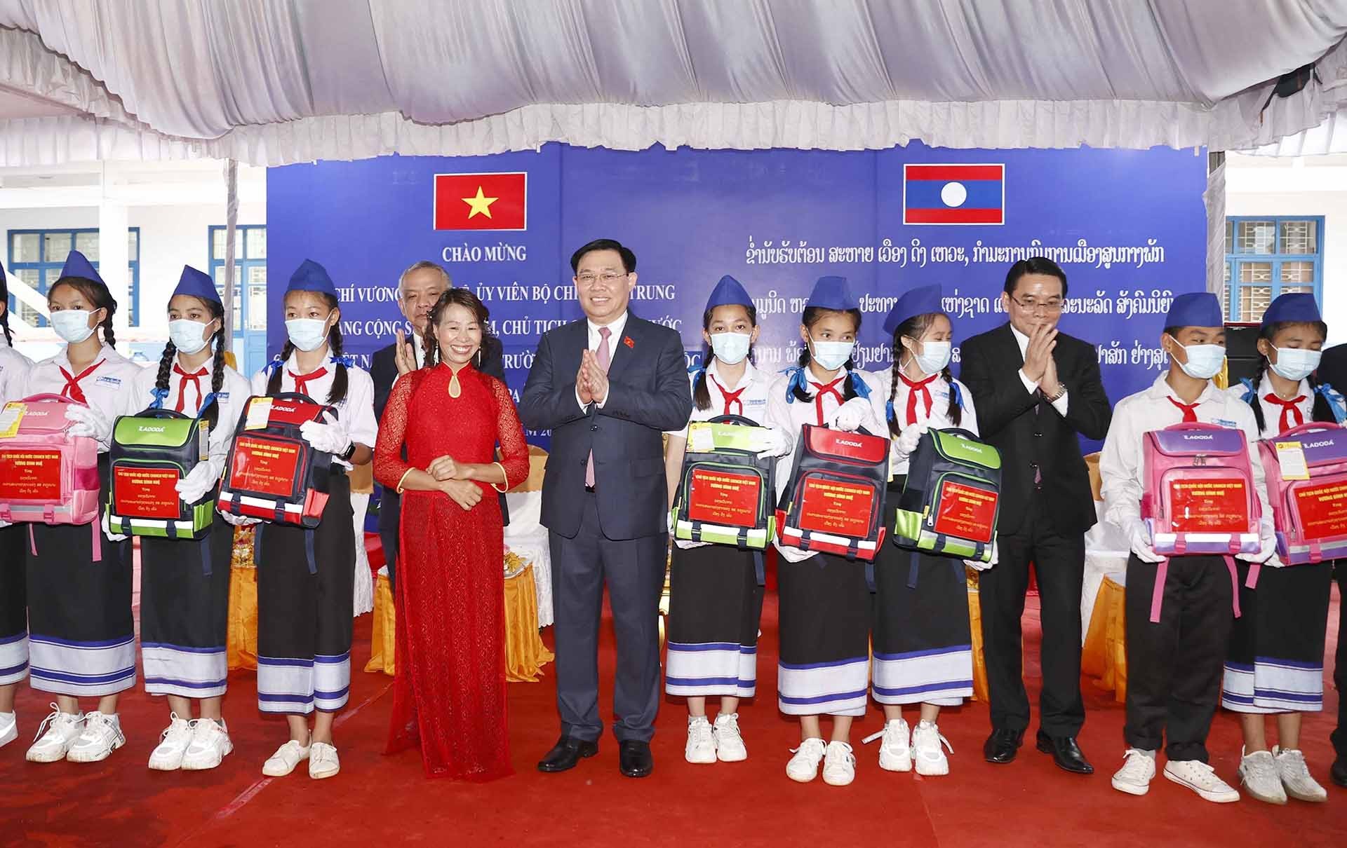 Chủ tịch Quốc hội Vương Đình Huệ tặng quà cho các cháu học sinh giỏi. (Nguồn: TTXVN)