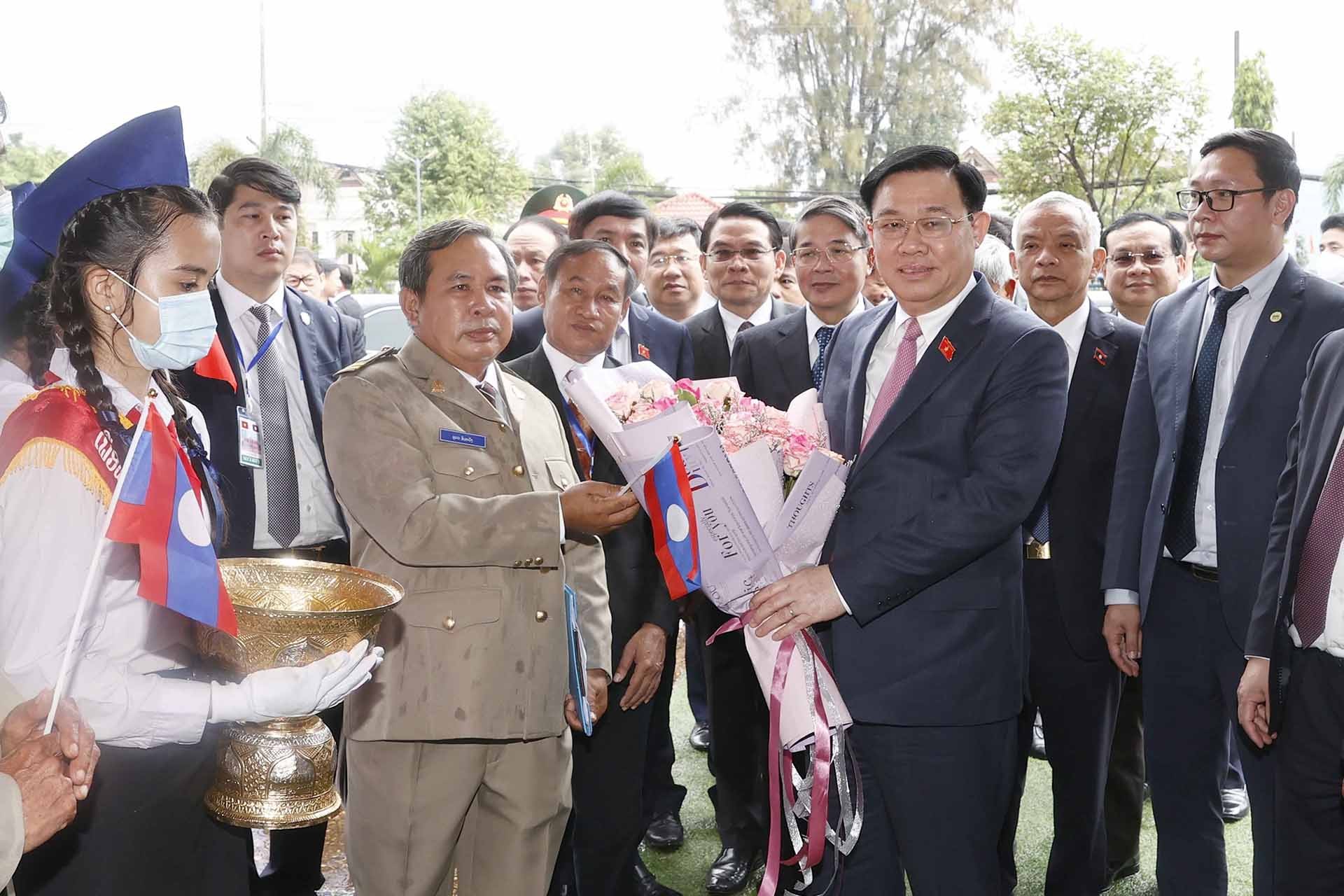 Chủ tịch Quốc hội Vương Đình Huệ thăm Trường phổ thông Dân tộc nội trú tỉnh Champasak. (Nguồn: TTXVN)