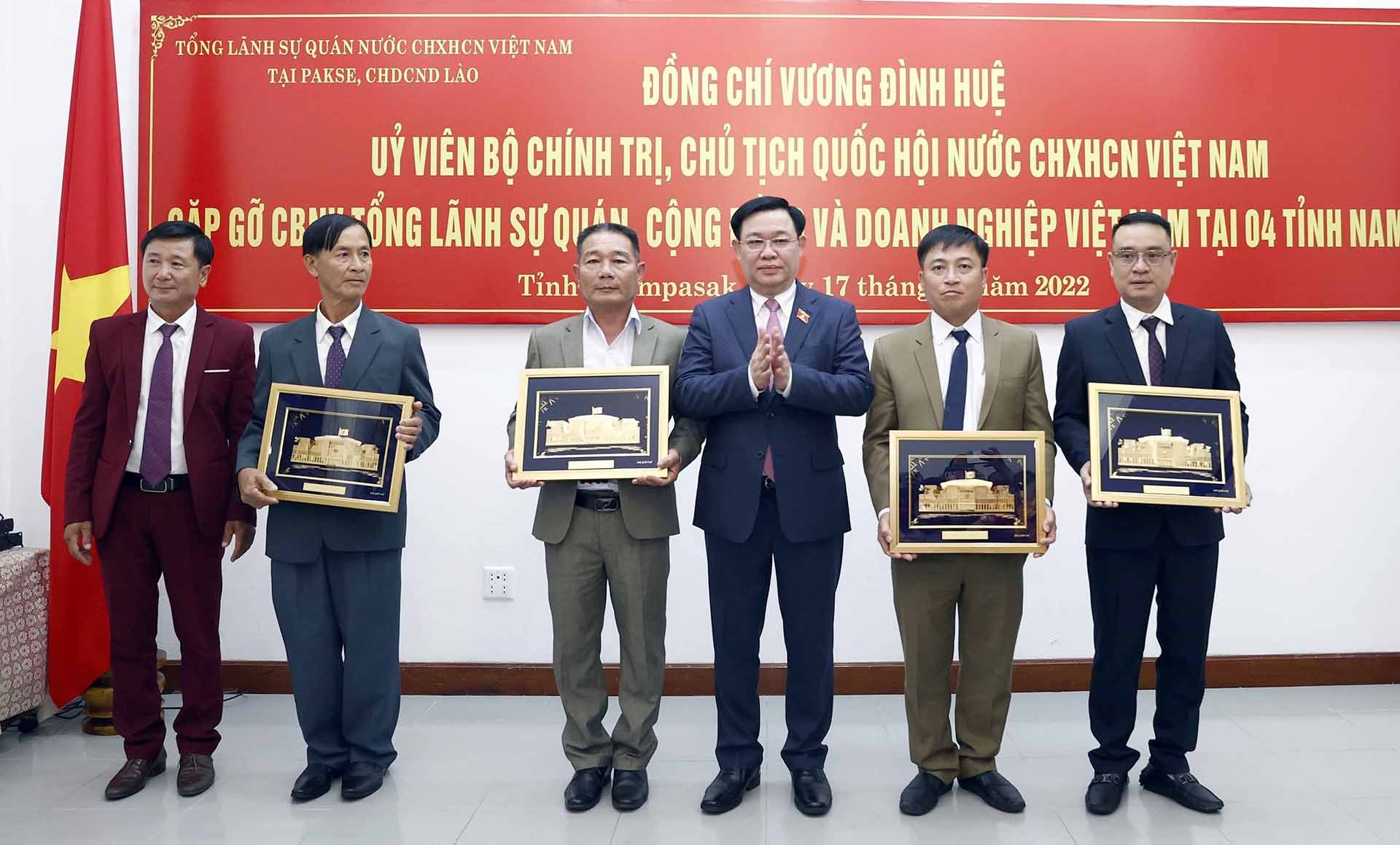 Chủ tịch Quốc hội Vương Đình Huệ tặng quà Cộng đồng người Việt Nam tại 4 tỉnh Nam Lào. (Nguồn: TTXVN)