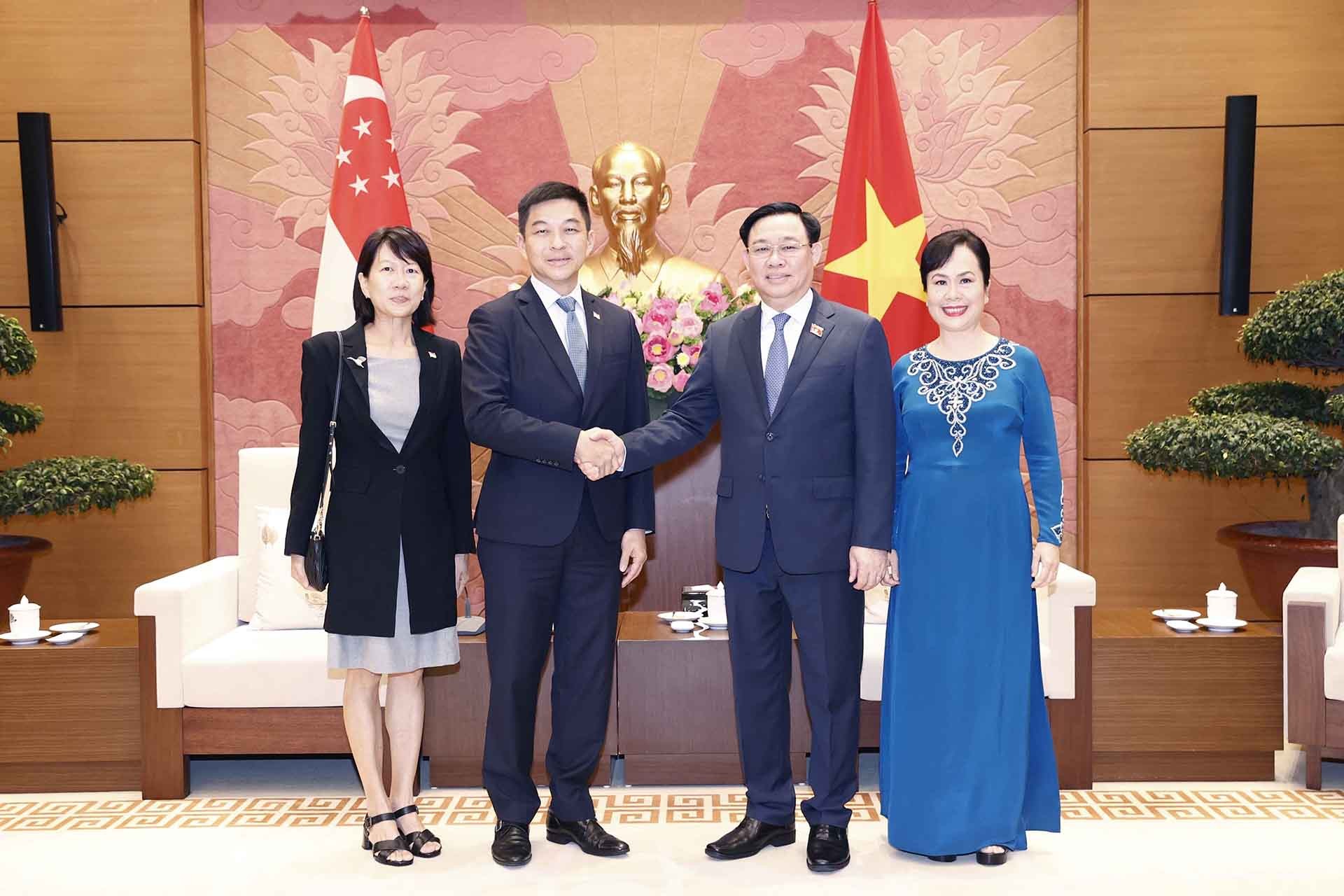 Chủ tịch Quốc hội Vương Đình Huệ và Phu nhân với Chủ tịch Quốc hội Cộng hòa Singapore Tan Chuan-Jin cùng Phu nhân chụp ảnh chung. (Nguồn: TTXVN)
