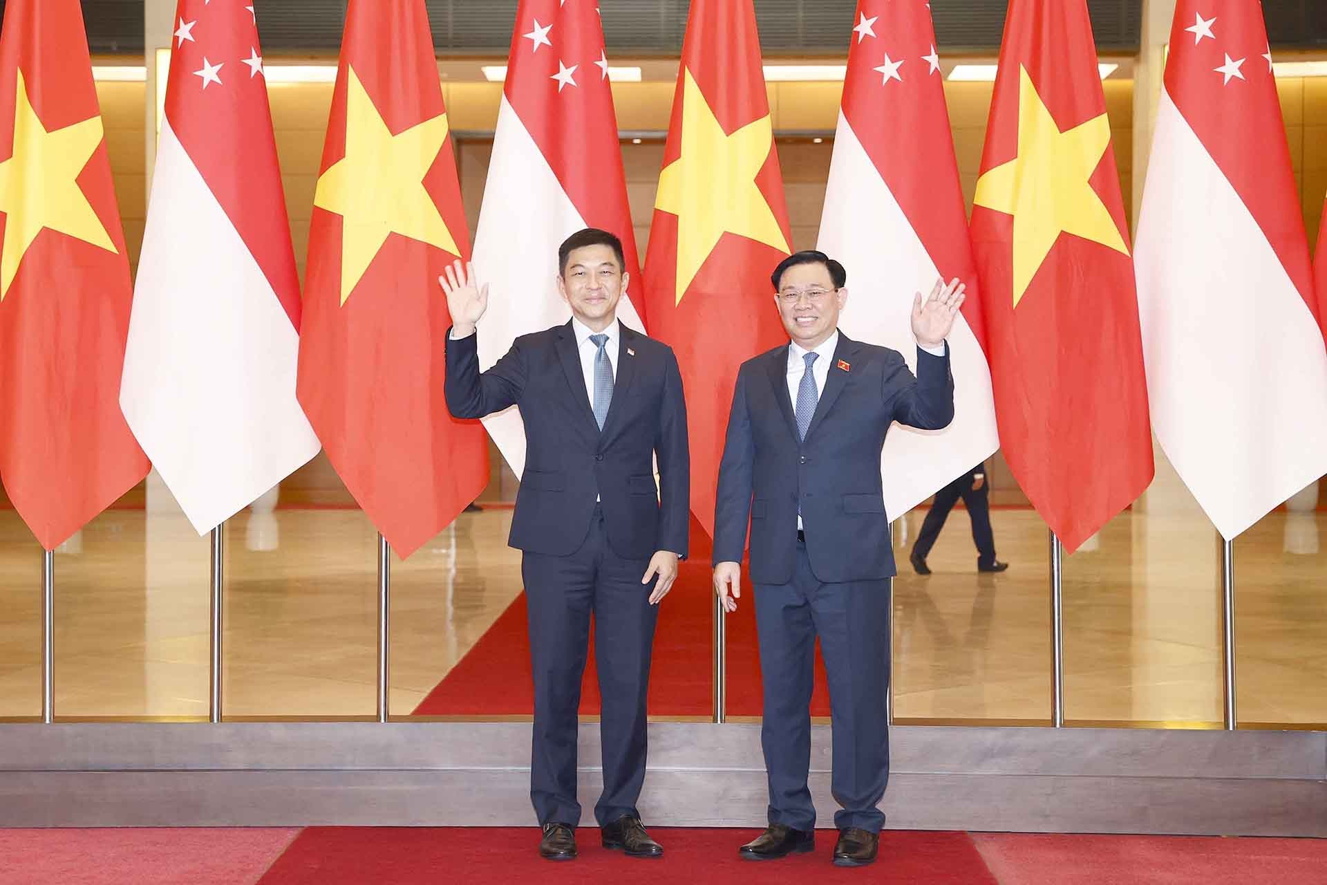 Chủ tịch Quốc hội Vương Đình Huệ và Chủ tịch Quốc hội Cộng hòa Singapore Tan Chuan-Jin chụp ảnh chung. (Nguồn: TTXVN)