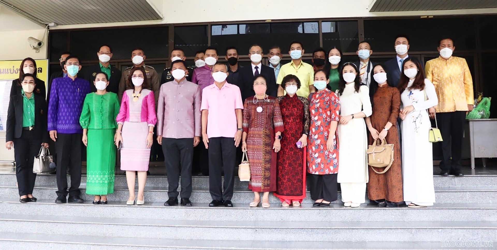 Đại sứ Phan Chí Thành và đoàn chụp ảnh lưu niệm cùng Tỉnh trưởng tỉnh Phi Chịt Paiboon Nabutchom và đại diện sở ngành tỉnh Phi Chịt.