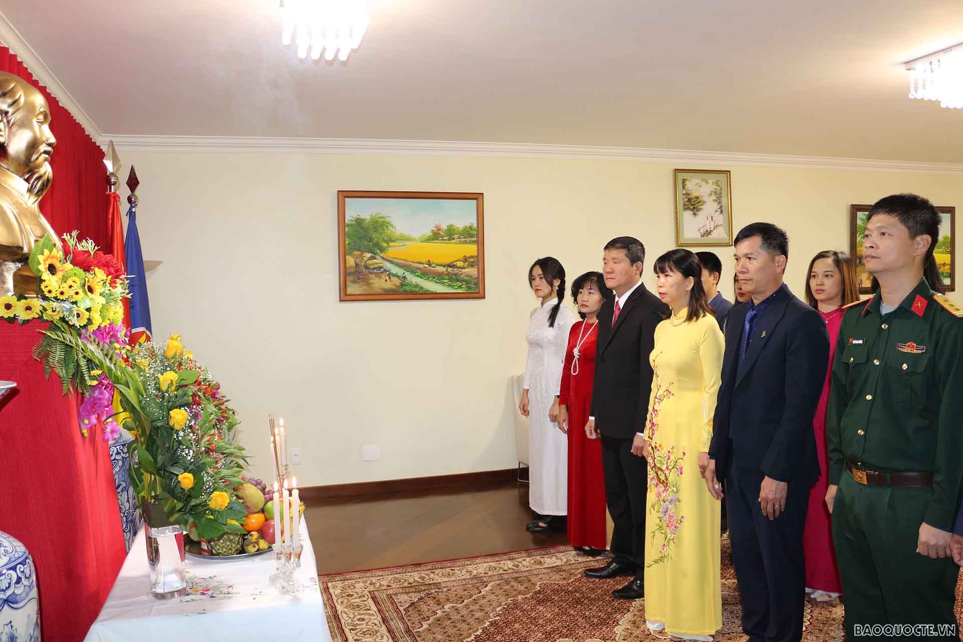 Đại sứ quán Việt Nam tại Brazil tổ chức lễ dâng hương tưởng nhớ Chủ tịch Hồ Chí Minh.