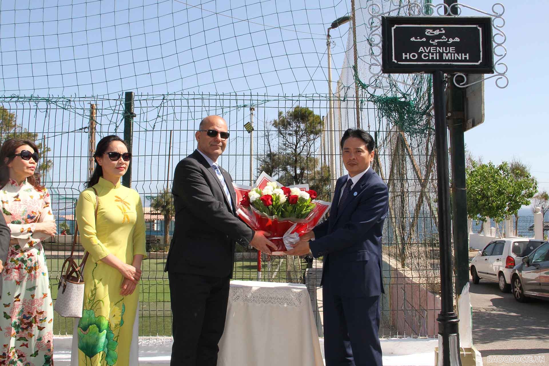 Đại sứ quán Việt Nam tại Algeria tổ chức dâng hoa tưởng nhớ Chủ tịch Hồ Chí Minh.