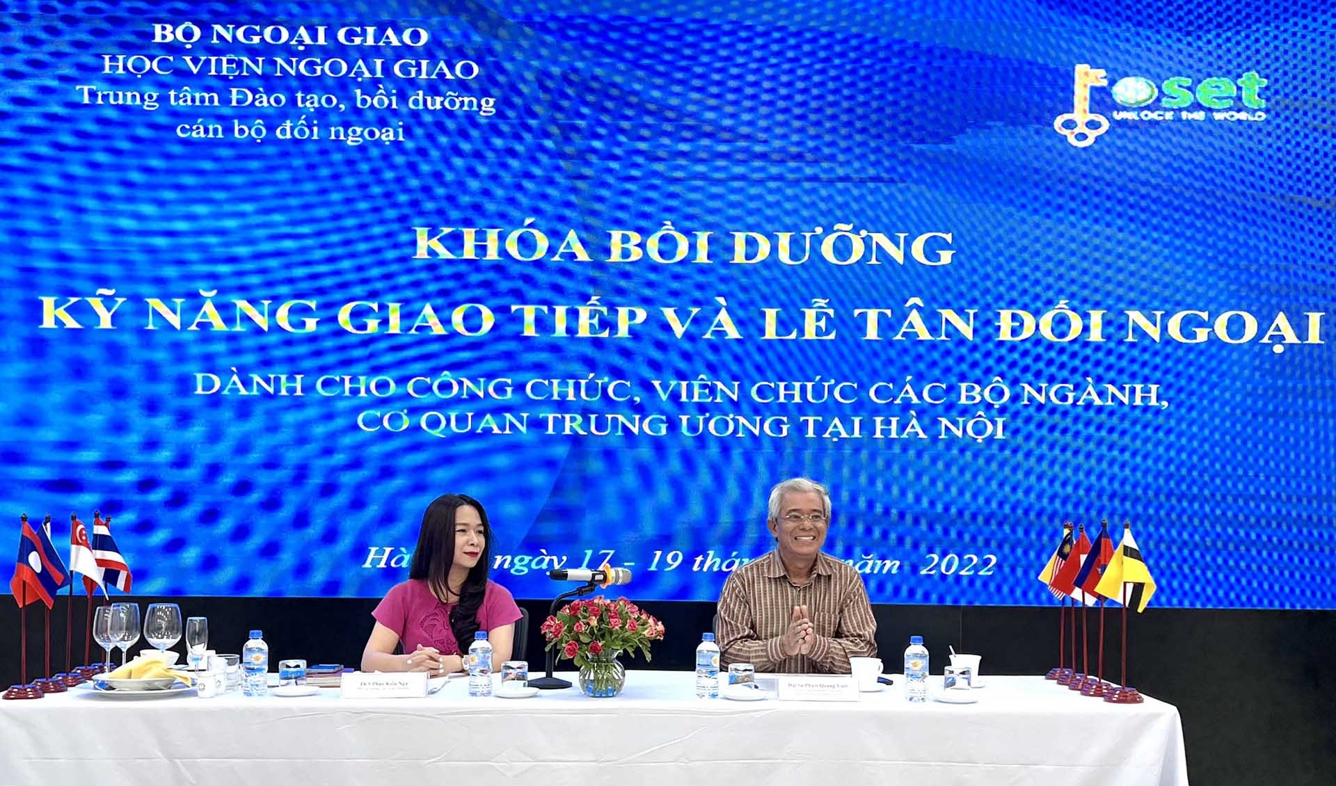 Đại sứ Phạm Quang Vinh và cán bộ Cục Lễ tân Nhà nước chia sẻ về quy trình, kinh nghiệm và thực tế khi tổ chức, tham gia và thực hiện các hoạt động giao tiếp, lễ tân đối ngoại.