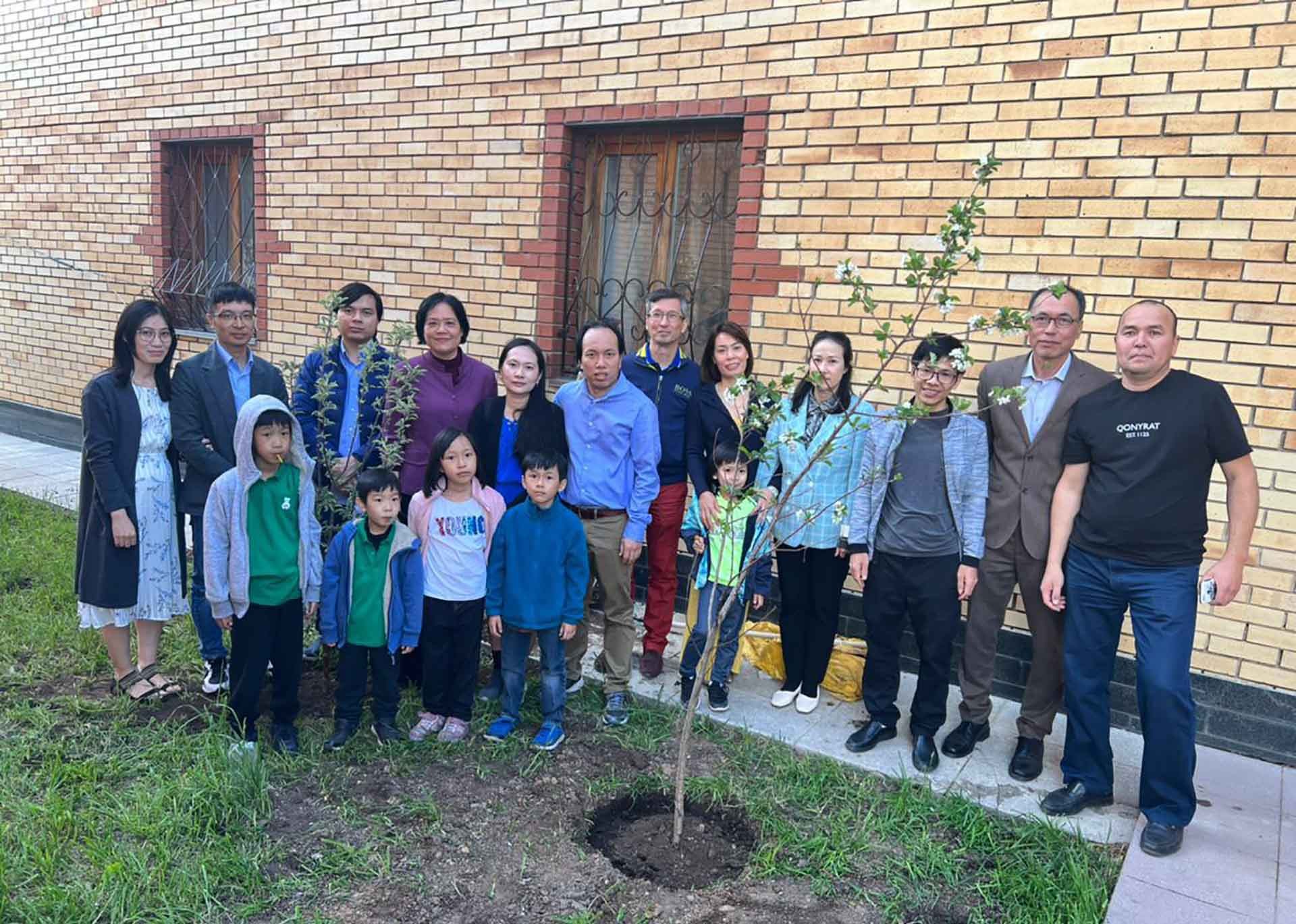 Đại sứ quán Việt Nam tại Kazakhstan tổ chức hoạt động trồng cây nhớ Bác