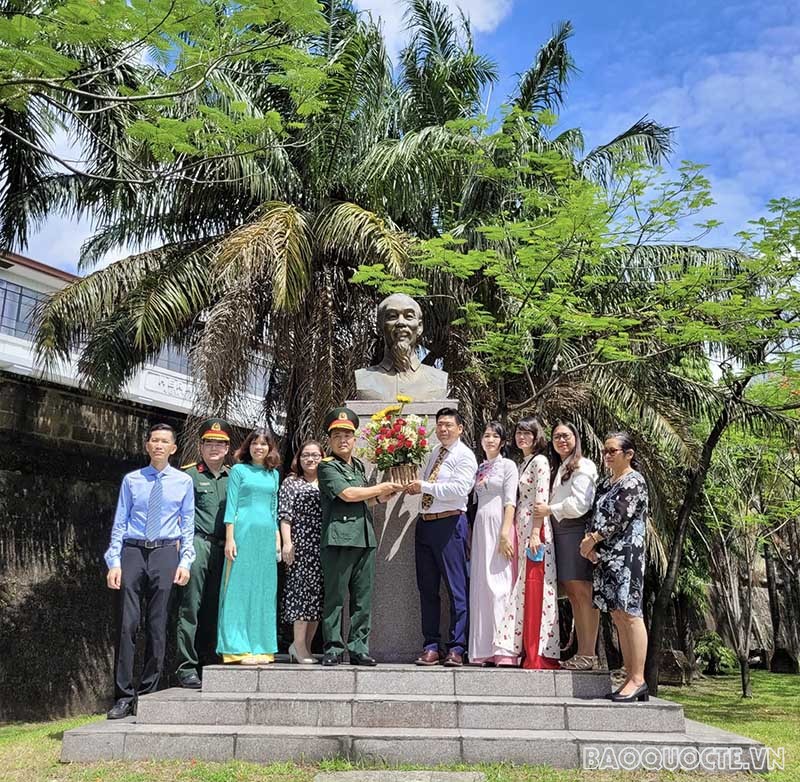 Đoàn cán bộ Đại sứ quán dâng hoa lên Tượng Bác đặt tại Công viên ASEAN, thành cổ Intramurous, thủ đô Manila.
