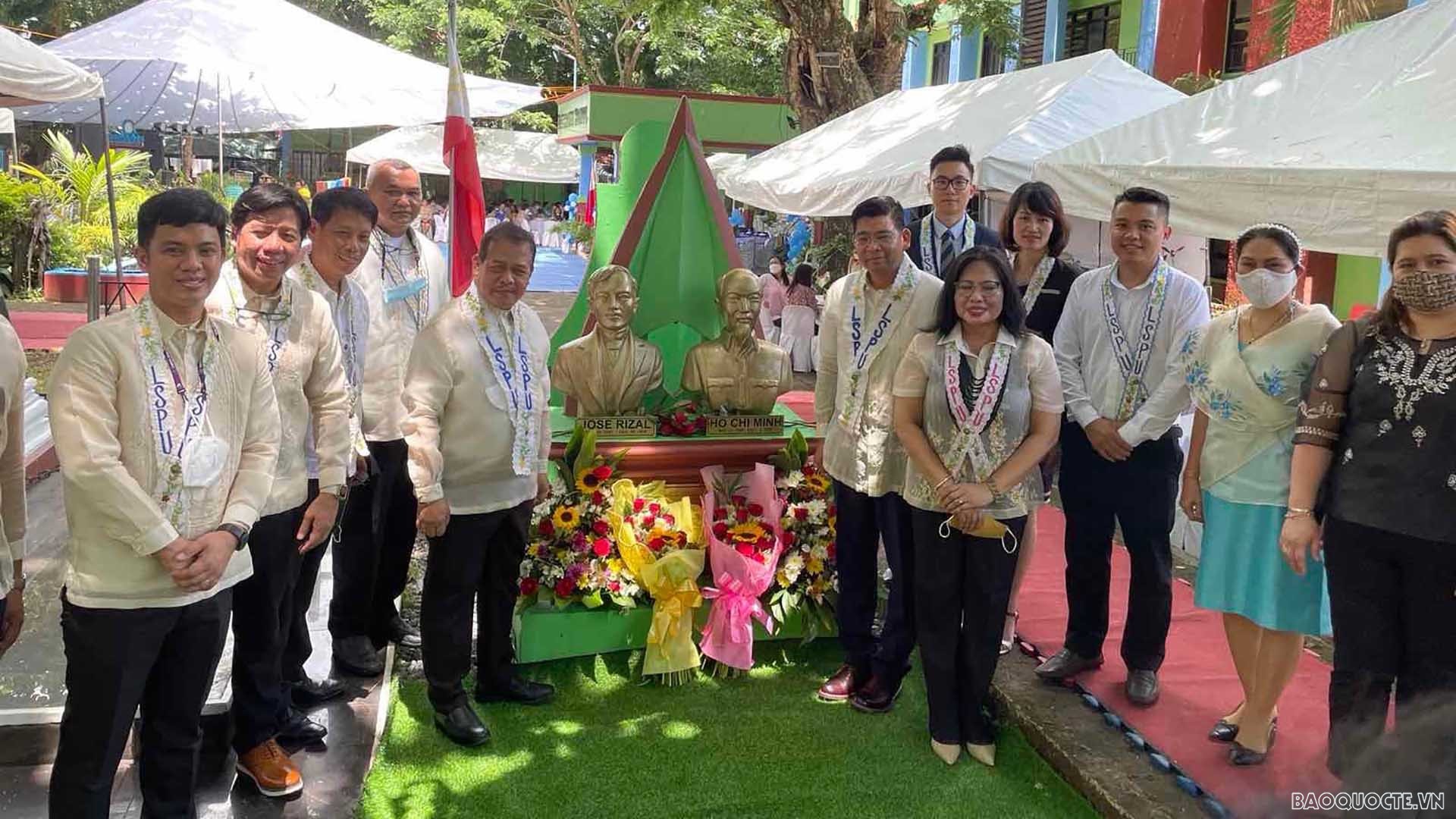 Đoàn công tác của Đại sứ quán chụp ảnh kỷ niệm với Ban Giám hiệu và sinh viên trường LPSU trước tượng Chủ tịch Hồ Chí Minh và Nhà hoạt động cách mạng Jose Rizal.